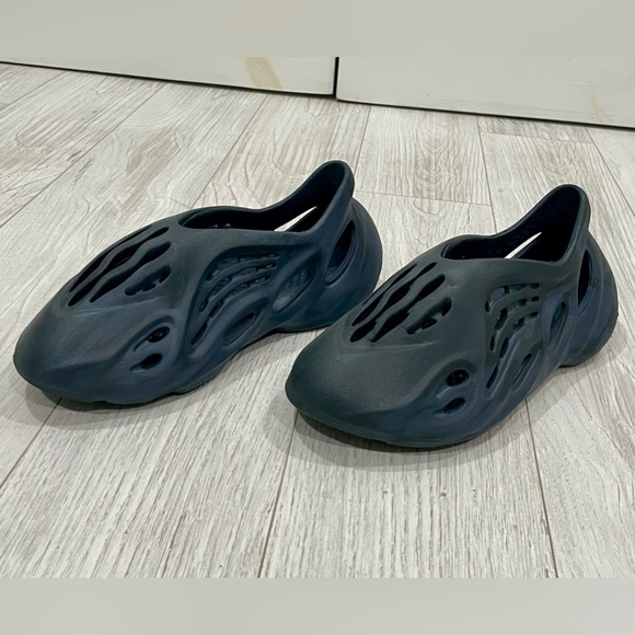 Authentic Yeezy foam runners size 10 great condition. Color midnight Blue/black - Picture 11 of 15